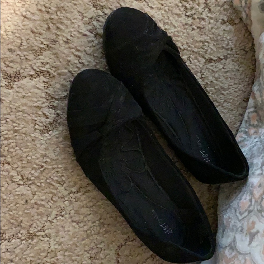 Women’s black dress flats